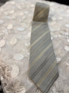Kenneth Cole Grey Tie with Cream and Black Diagonal Stripes